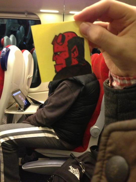 FightSide's tweet photo. This Artist Rides The Train To Work And He Passes The Time In a Hilariously Clever Way! https://t.co/aUGc0IS569 https://t.co/AIPudqJow8