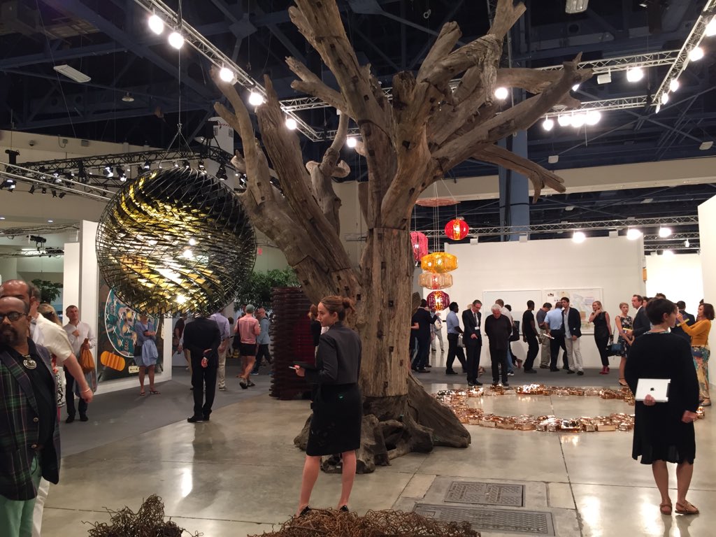 artribune's tweet photo. Germano Celant al bellissimo stand di Neugerriemschneider ad #ArtBasel. Consigliamo crema solare. #rubizzo https://t.co/YWkH36poWi