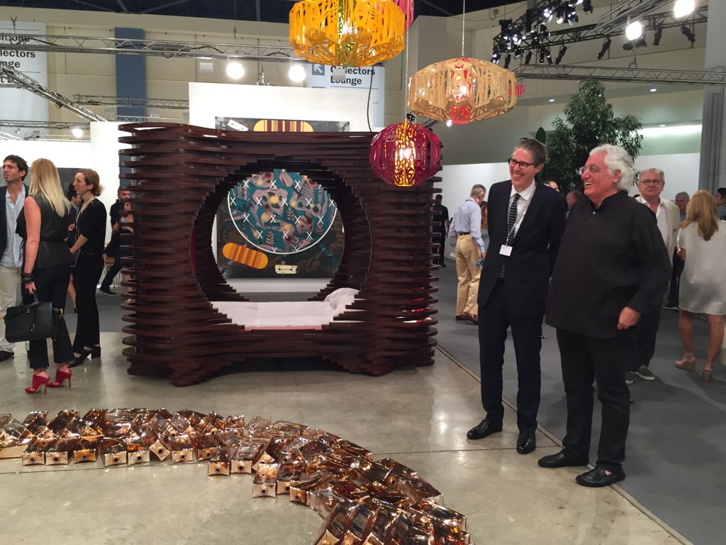 artribune's tweet photo. Germano Celant al bellissimo stand di Neugerriemschneider ad #ArtBasel. Consigliamo crema solare. #rubizzo https://t.co/YWkH36poWi
