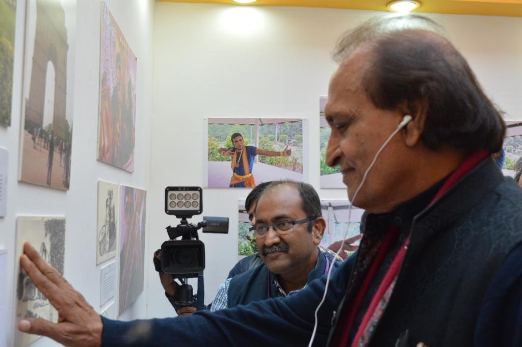 BlindWithCamera's tweet image. Photographer Raghu Rai inaugurated the exhibition by Sightsavers and Blind With Camera at British Council New Delhi