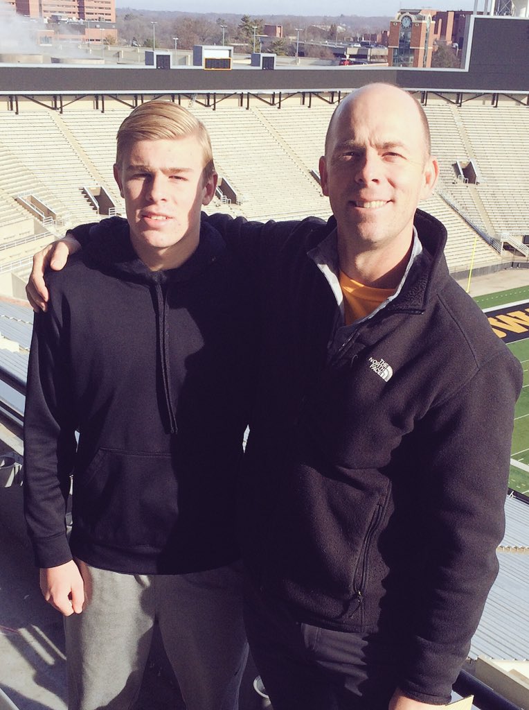 DamonBelieve's tweet photo. Hanging with @JoshAndrews82 at Junior Day. #HawkT&F https://t.co/EIa1Hxjlh5
