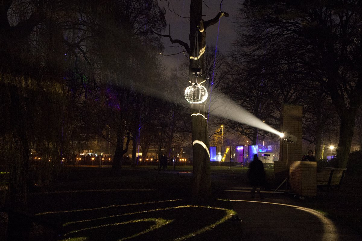 Kunstenaars van allerlei slag presenteren hun lichtobjecten op Winterlicht #Schiedam schiedam24.nl/nieuws/nieuws/…