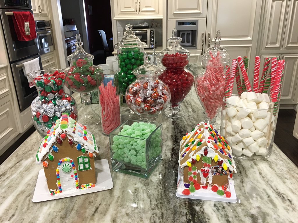 juliechannews's tweet photo. Have a sweet sweet holiday season!
#merrychristmas #candydisplay https://t.co/CdXaVpqlmE