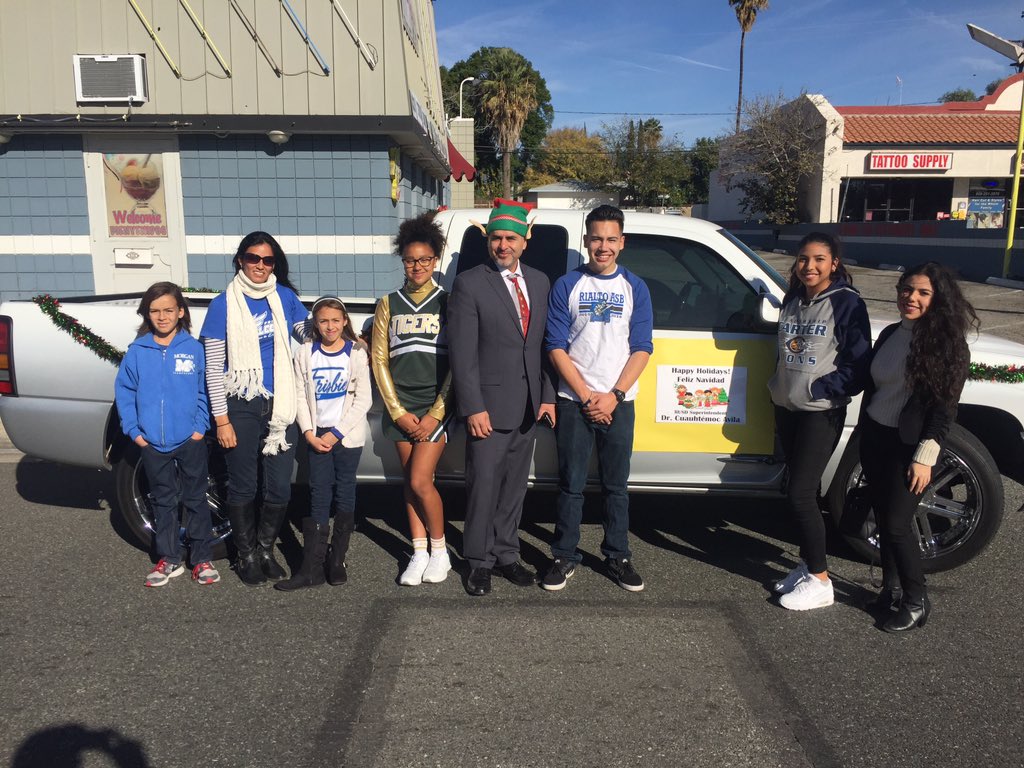 Happening now: Supt. Dr. Avila and DSAC students prepare for the <a href="/CityofRialto/">City of Rialto</a> Holiday Parade! Tweet us your pics!