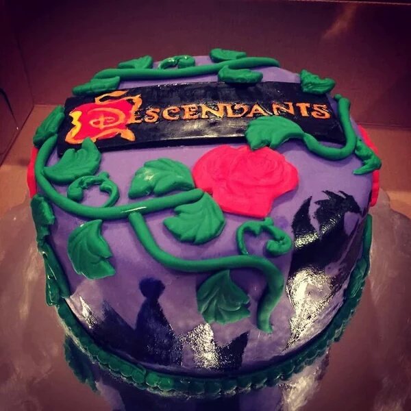 scarsonbr's tweet photo. Gostaram do Bolo? 🎂😍 #Descendants https://t.co/Bc2TYyaLU0