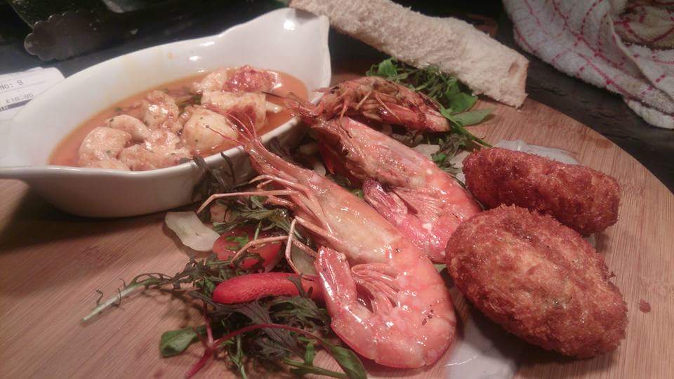 SamNewInn's tweet image. #SOLDOUT Spanish Trio of Hake Pil'pil, Portland Crab Cakes, Gambon Prawns upon Dorset Leaves With Fries and Bread.