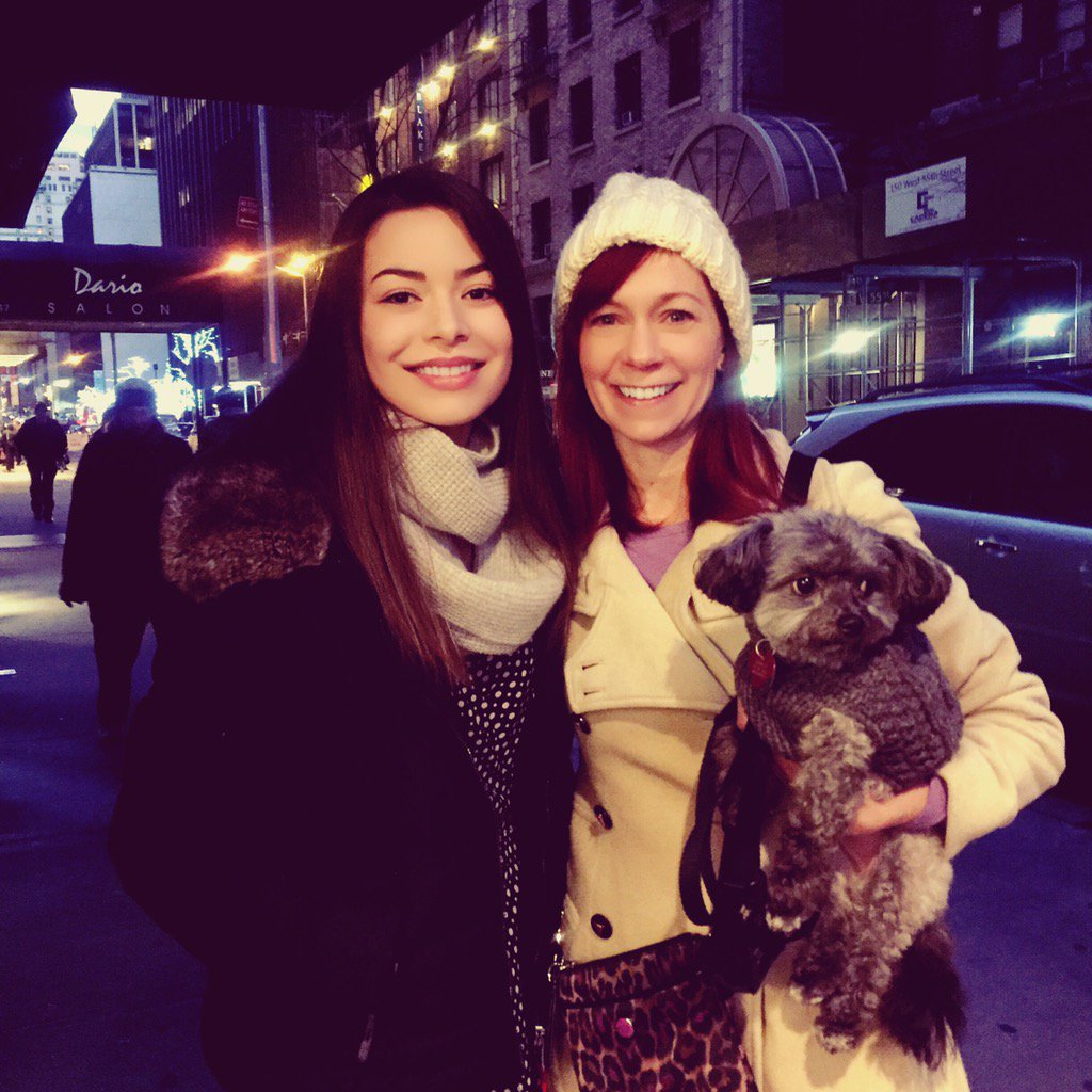 MirandaCosgrove's tweet photo. Ran into @carriepreston and Chumley #newyorkluck https://t.co/dyc1kD63px