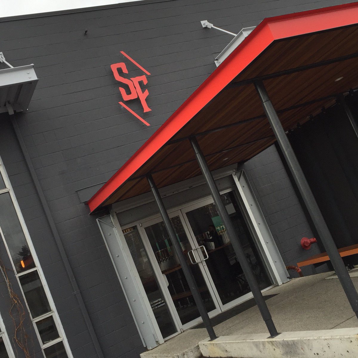 Strange_Fellows's tweet image. You can't miss us now! #newsign #keepitstrange #brewery #eastvan