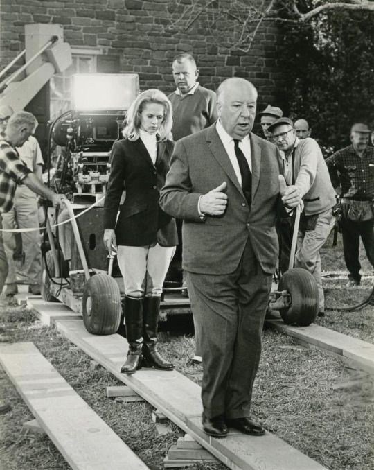 ShotOnSet's tweet photo. On Location : Marnie (1964)
Go To - https://t.co/npnMT2X56C
 Tippi Hedren, Alfred Hitchcock #Marnie1964 #shotonset https://t.co/mBoJtwUNLt