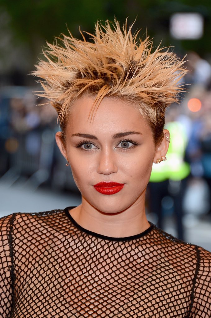 mileyredcarpet's tweet photo. M.E.T Gala (May 2013) https://t.co/lvVzZGt4QK