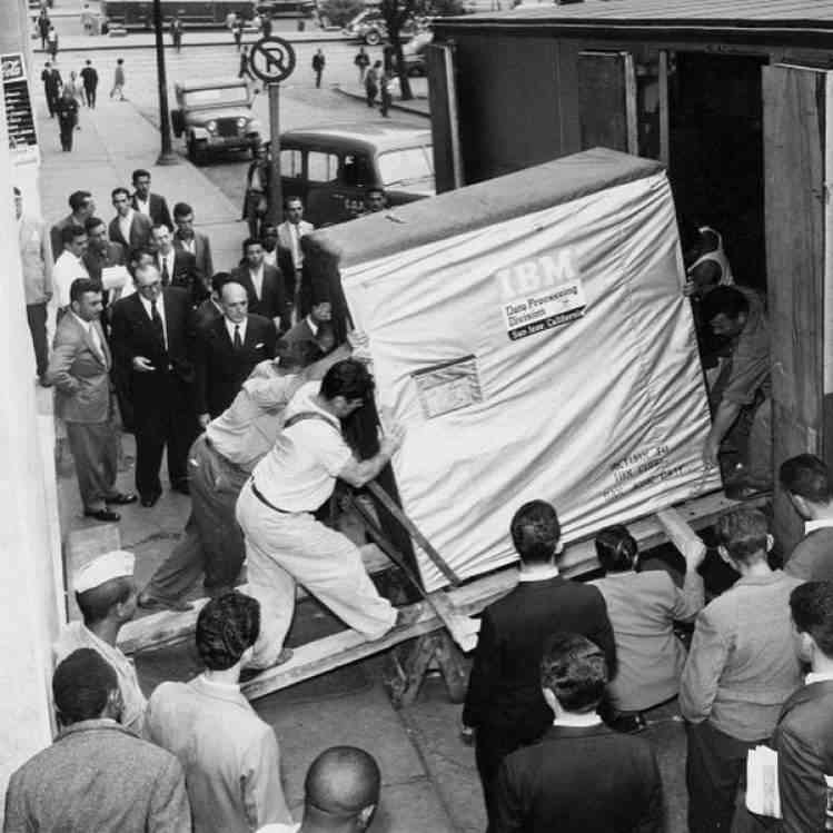 IBM enviando un disco duro de 5 megabytes en 1956.