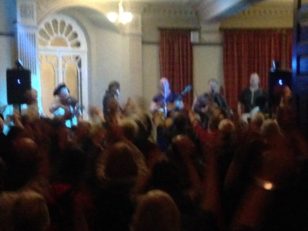 Big #Duncan losing his voice so @FiresideKnights <a href="/sf2mix/">Steve Foster</a> steps up &amp; nails the #pirate song for  <a href="/DMcFBand/">DuncanMcFarlaneBand</a>! #Otley