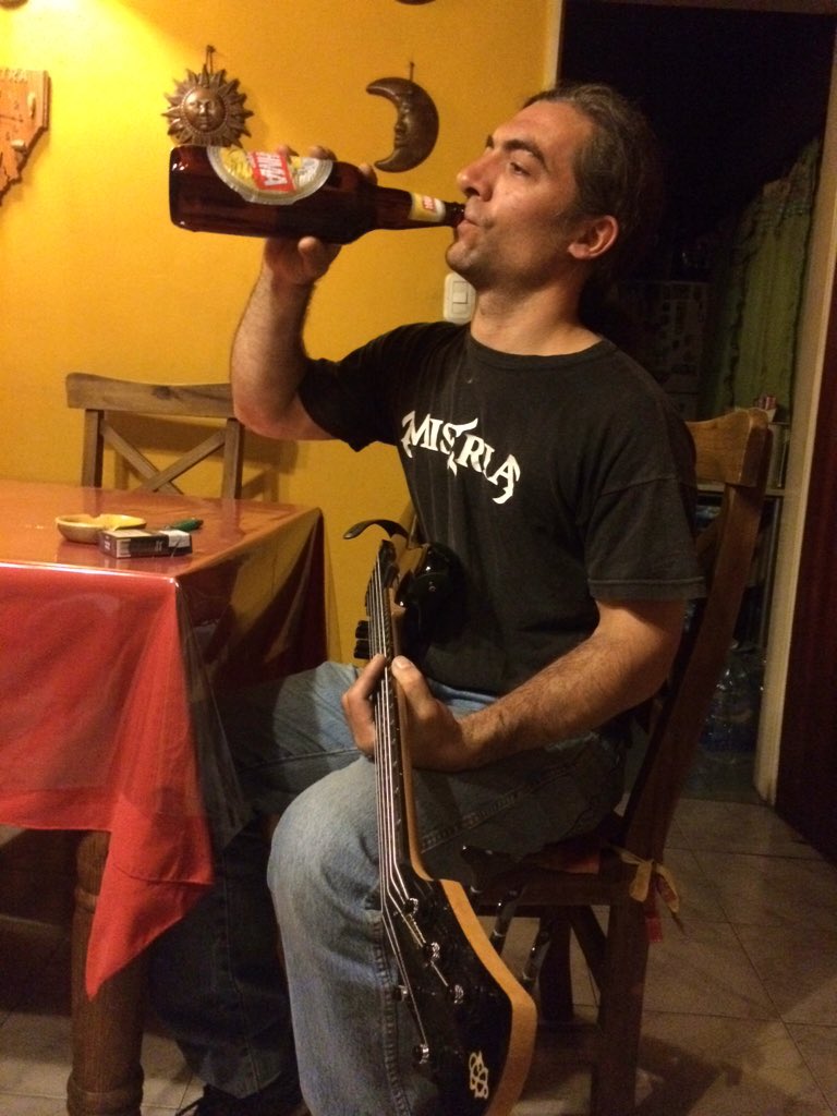 MiseriaMetal's tweet photo. Esta noche debuta paco con el bajo! #NoSeSabeLosTemas #EscabiandoParaLosNervios #Versatil #Miseria https://t.co/P7UT0goWiF