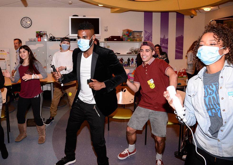 justdancegame's tweet photo. Heartwarming photos from Jason Derulo's visit to @ChildrensLA Hospital where he played #JustDance2016 with the kids! https://t.co/bhOhK6ba5o