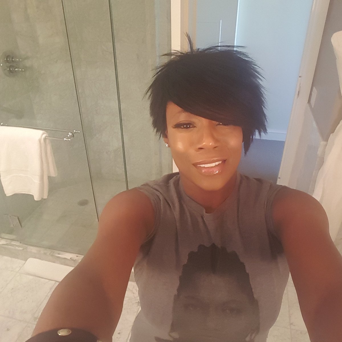 KarenDupiche's tweet photo. Happy Saturday! 1st time selfie pic! THE LIGHTTTT is everything! #washingtondc #kennedycenterhonor #glamweekend https://t.co/L6aVq6bVz9