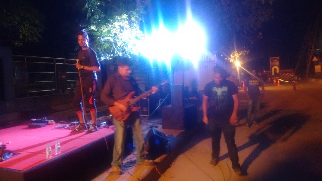 explara's tweet photo. These good folks are jamming together and encouraging the marathoners! #BMM2015 @BMM_in https://t.co/NZY6f0M2yk