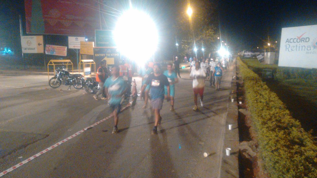 explara's tweet photo. Bengaluru is alive tonight, fit and with never give up attitude! #BMM2015 @BMM_in https://t.co/GZYYjrP5iO