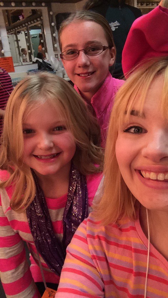 nshsLP's tweet photo. Hair &amp; Makeup with #JunieBJones #CTW2015 https://t.co/esRCHcX7ix