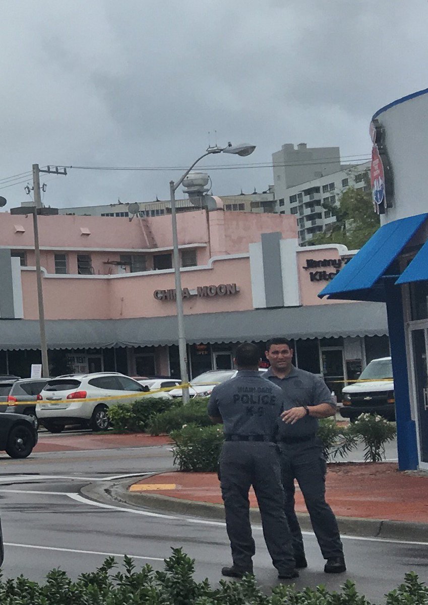 BREAKING: Alleged bank robber shot & killed by Miami Beach Police. Warning: graphic video. bit.ly/21FpYZB?utm_me… https://t.co/sBPliddirH