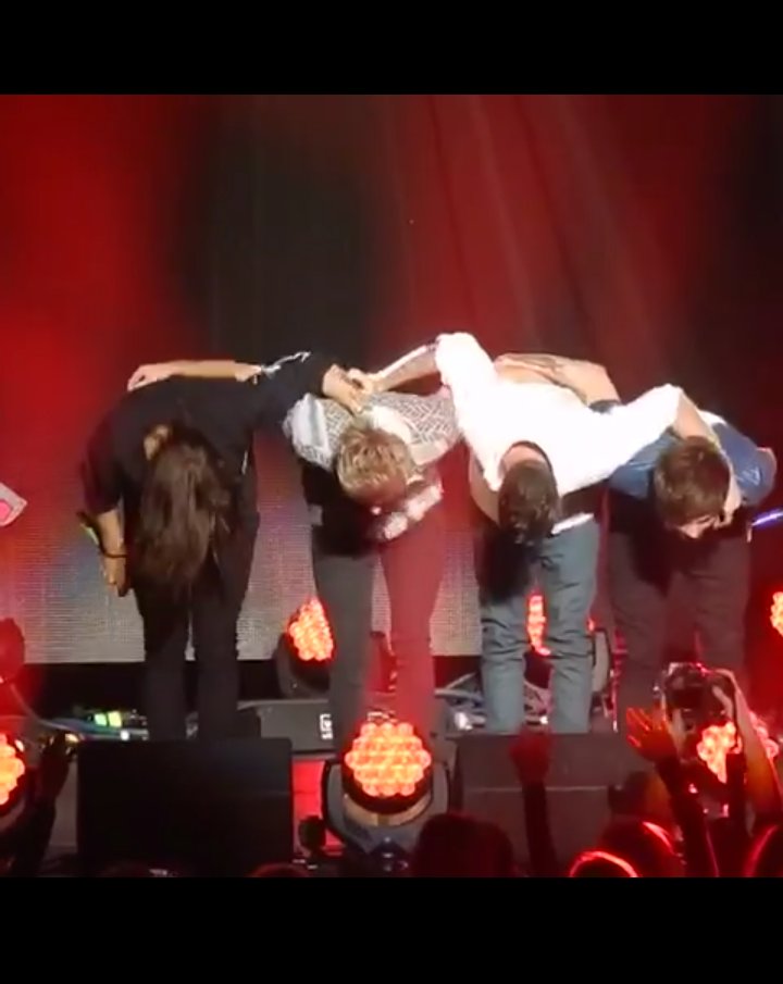 Hillwa__Wasya's tweet photo. The boys hair and then there's Harry 

#MTVStars One direction https://t.co/HqHAwwdXsh
