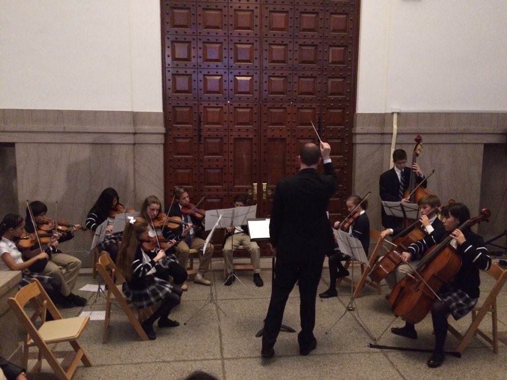 MargotWP's tweet photo. Middle School Chamber Ensemble plays a Bach Concerto at Peace Around the World @EA_TheArts https://t.co/hqRzCF6z9u