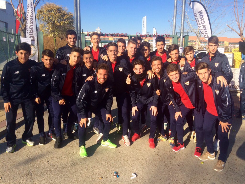 alramahu's tweet photo. @AlvaroMarquezL deseo que triunféis pero sobre todo que disfrutéis ... Vamos equipo!!!⚽️💪🏻 todos muy guapos...😜 https://t.co/rOrbZExGN4
