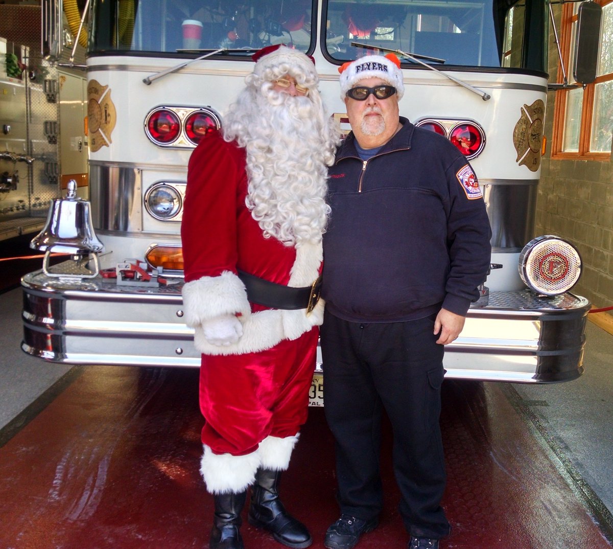 JohnnyTaz62FF's tweet photo. Had the pleasure of driving a special visitor around town today. #Santa #WHFD #Sta15-1 https://t.co/kO6w0WvTPH