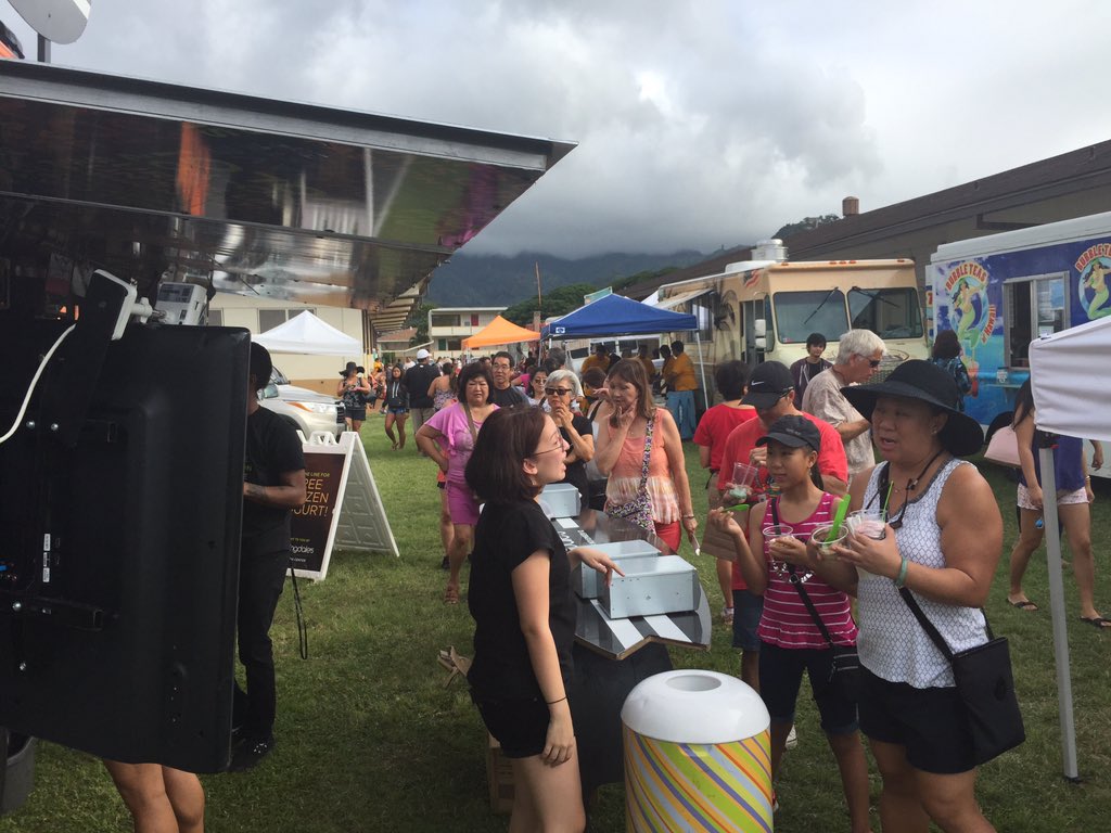Kaimuki Winter Craft Fair! Tons of vendors here and, of course, #freefroyo #alohabloomies