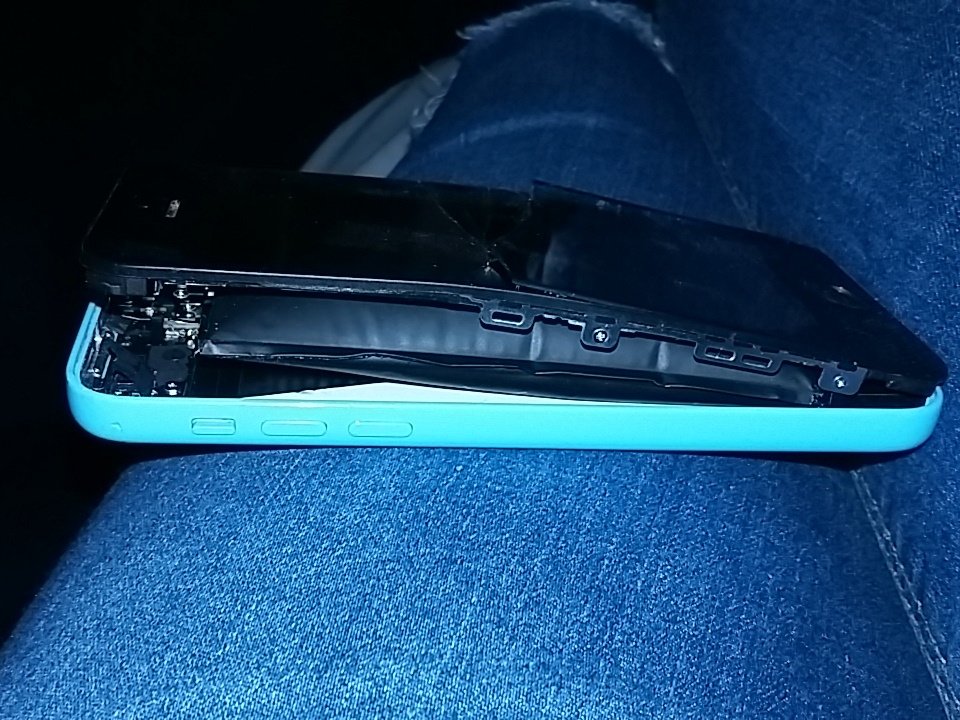EllenHowes1's tweet photo. Why have I come home to my phone like this? #Iphoneareshit https://t.co/XQLUMptzLl