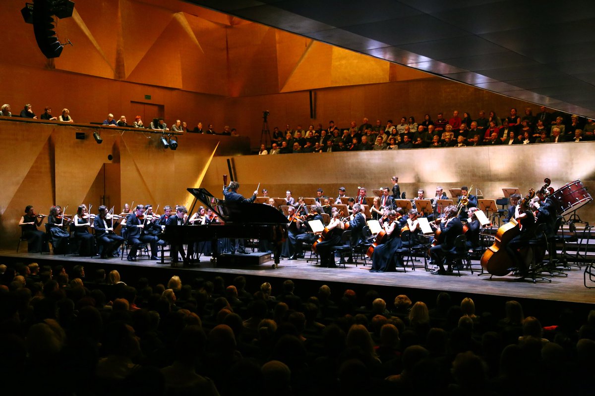 FilharmoniaSZN's tweet photo. Santander Orchestra i Szymon Nehring pod batutą Johna Axelroda w #NowaFilharmonia :) #AmplitudaWrażeń https://t.co/D2XLlIE27w