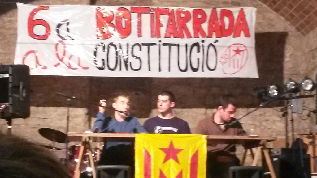 DavidDcaldeir's tweet photo. Segant cadenes, a Besalú, cap a la independència per fer la revolució! L'@ajgarrotxa al peu del canó! https://t.co/w8MuDnUvR4