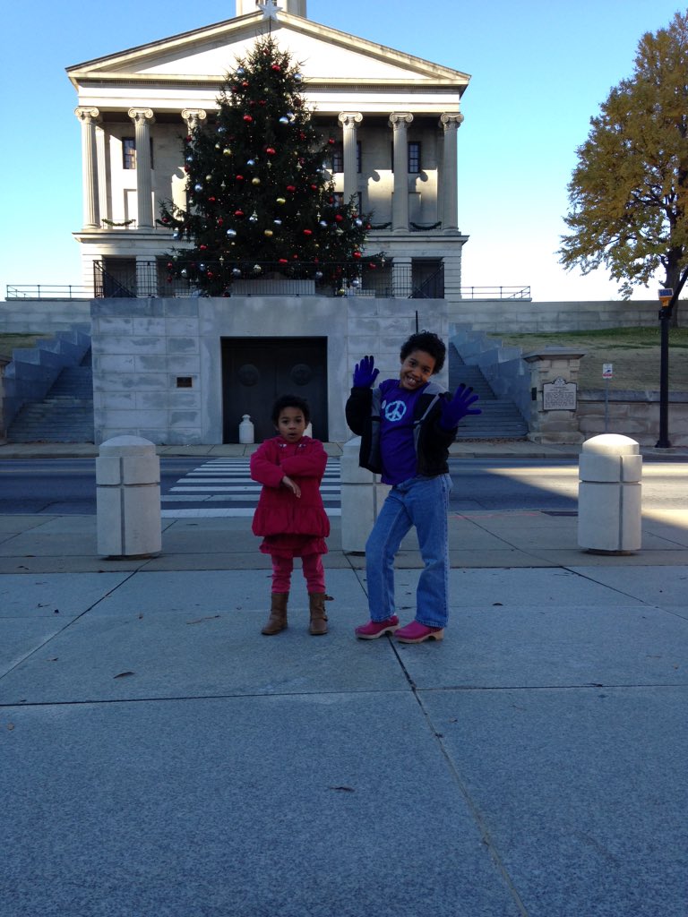 Djtj81TARA's tweet photo. We found FREE parking &amp; walked by tree @ Capitol. Selfie with girls! @InglewoodES @tpac for "Nutcracker" 🎭 🎼 https://t.co/BICbNPc2F9