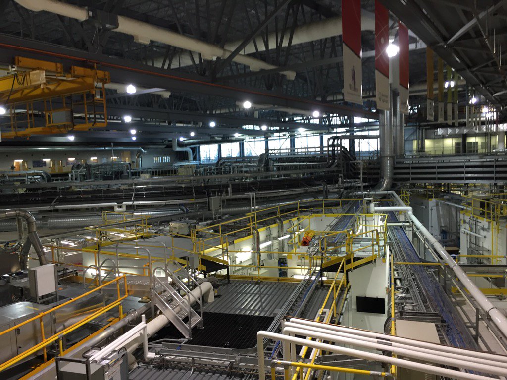 djrtwitt's tweet image. Fun to be back in the CLS again. Hands up if you love science #canlightsource