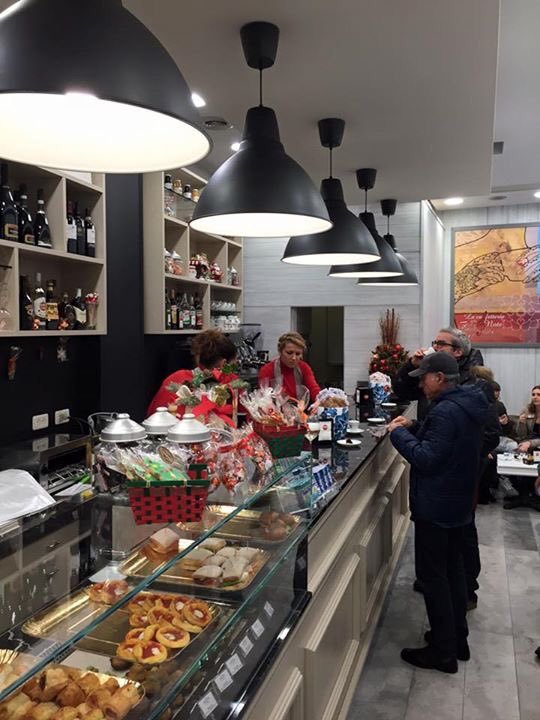 matteoricci's tweet photo. Alla inaugurazione della caffetteria #LeNote in via Pedrotti. Molto bella. In bocca al lupo ragazze. #wepesaro https://t.co/9z1hWTpMLI