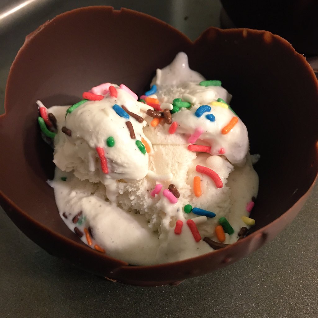 DormroomDessert's tweet photo. @LoveGhirardelli Edible chocolate bowls!  #SweetestSecret https://t.co/XlCCdZZynG