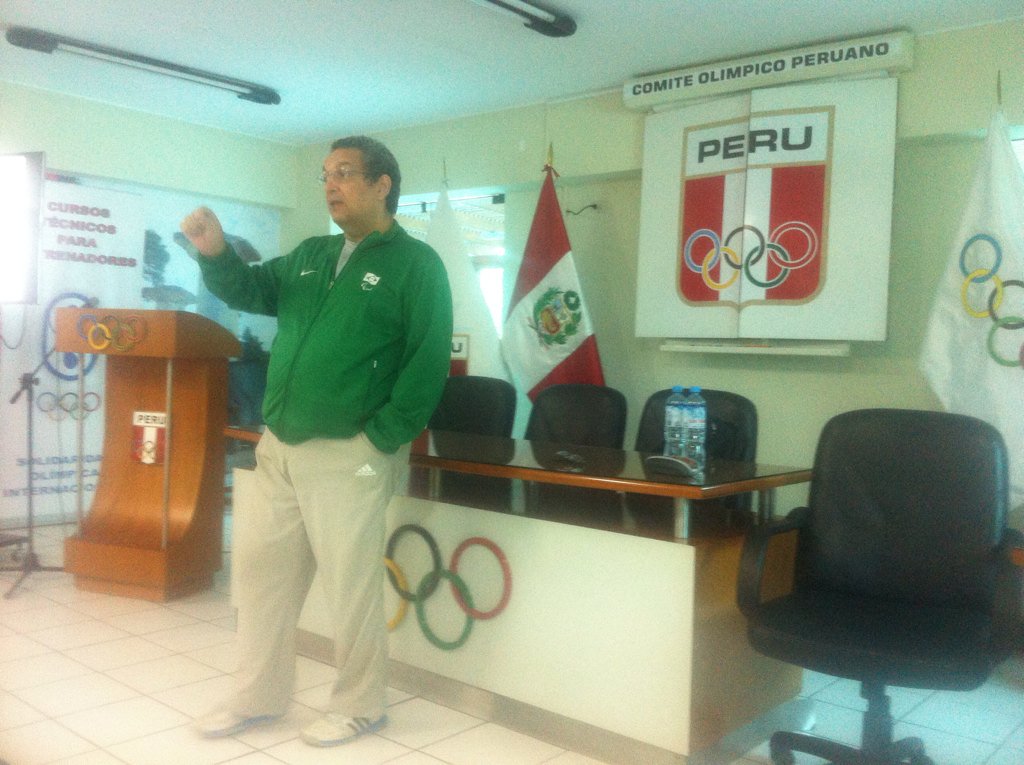 peruesgrima's tweet photo. Árbitro FIE  Eduardo Gomes en especialización de arbitraje para atletas y técnicos de esgrima https://t.co/lysFomNTZN