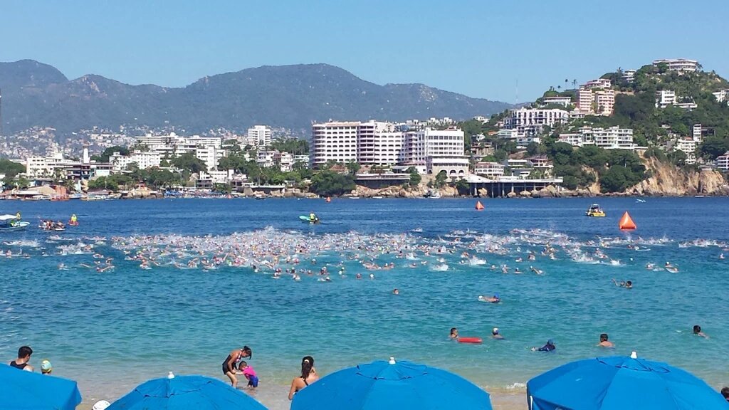 LacostaTV's tweet photo. Excelente la participación de miles de personas en el @Maratongpano en el hermoso puerto de #Acapulco https://t.co/7XpUQeLiVf