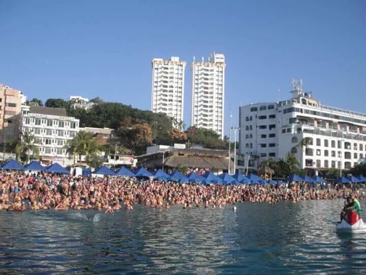 LacostaTV's tweet photo. Excelente la participación de miles de personas en el @Maratongpano en el hermoso puerto de #Acapulco https://t.co/7XpUQeLiVf