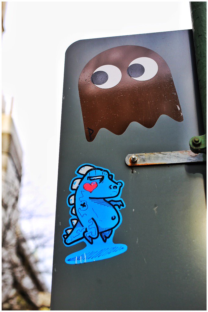 duesselchen's tweet photo. Eine gute Nacht!
Mit einem #pacmangeist von #pdot und einem blauen Dino von #pqus.
#streetart #duesseldorf https://t.co/Ak9AAVzLSz
