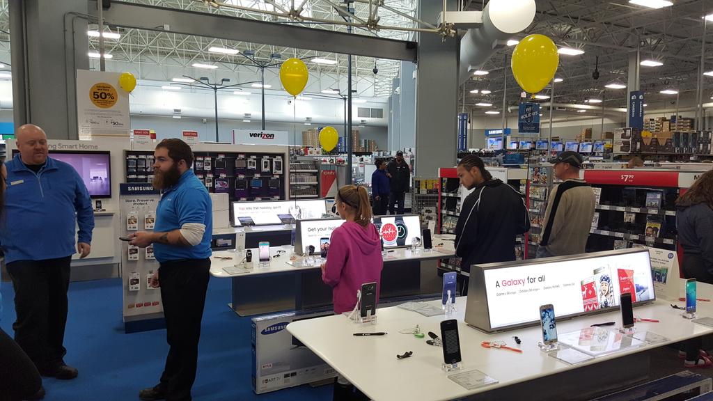 JayWolfenden's tweet photo. Samsung Sprint take over event at Best Buy Taylor!!! @y28d28 @SPRINTNATRETAIL @mik https://t.co/XwzdXiIJay