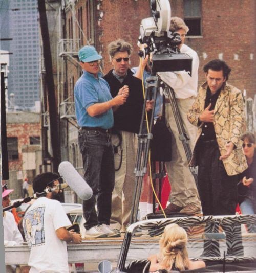 ShotOnSet's tweet photo. Filming Wild at Heart (1990)
Go To &amp;#8594; https://t.co/9mlycRAsQi
 Nicolas Cage, David Lynch, Frederick Elmes, ... https://t.co/XYNhc3U3NU