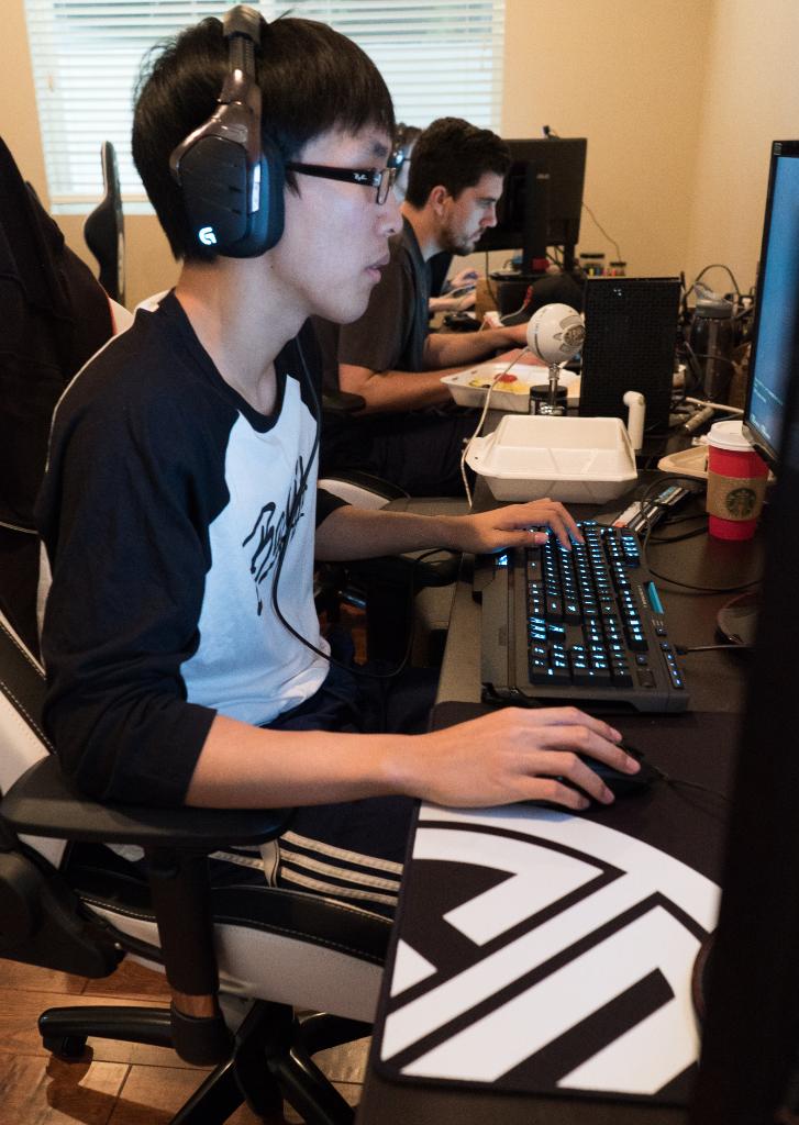 Logitech G Tsmdoublelift Trying Out His New G640 Mouse Pad Pre Order Yours To Support Teamsolomid T Co Rsl99drc5s T Co Mltmyrgnxx