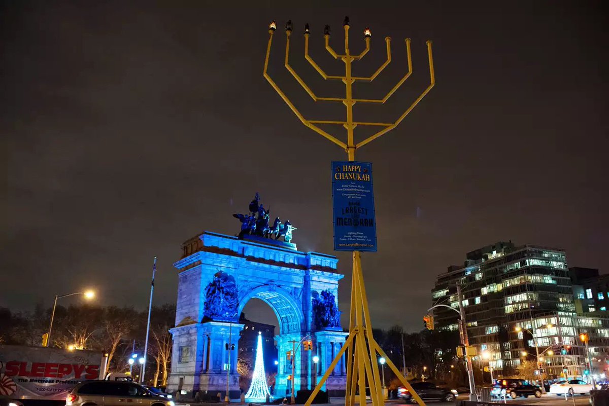 nycgob's tweet photo. Esta noche se iluminan las #menoras más grandes del mundo por #Januká! https://t.co/aAWyWaQFs0 https://t.co/U226BmKm6e @nycgo #Hanukkah
