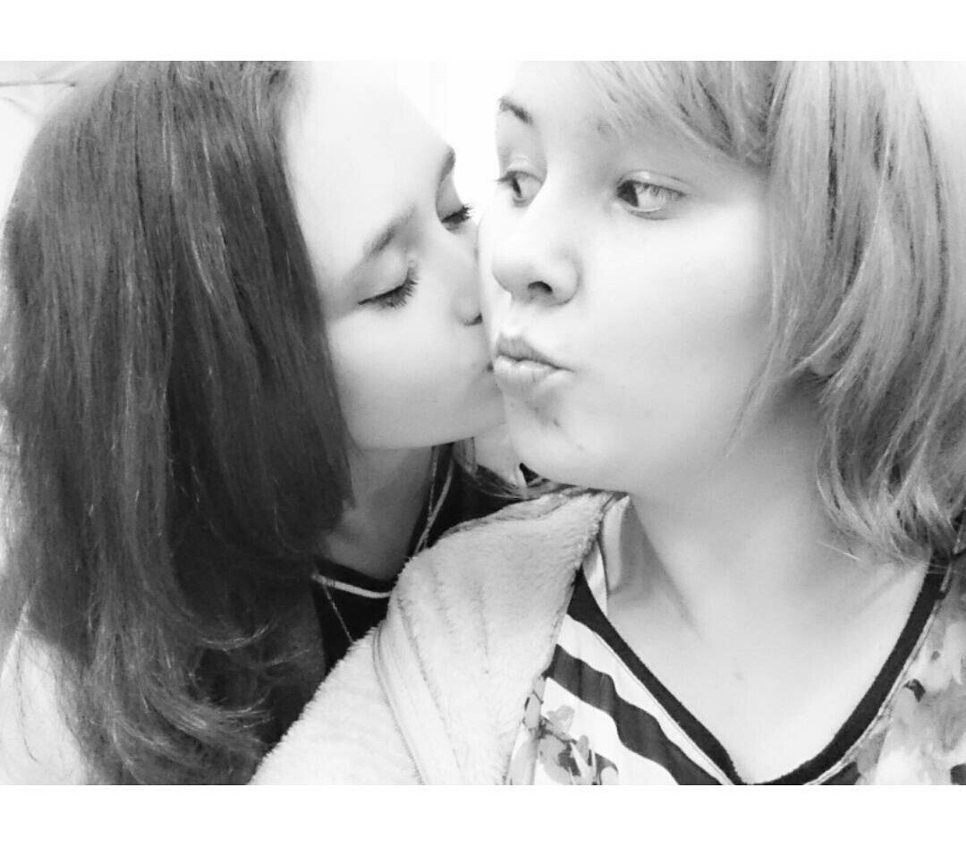 Sofal0987's tweet photo. Du bist die beste Freundin die man haben kann ich vermisse dich total in der schule 😢😢😢😢😢😢ich hab die lieb📃 https://t.co/GoXfWpxr6d