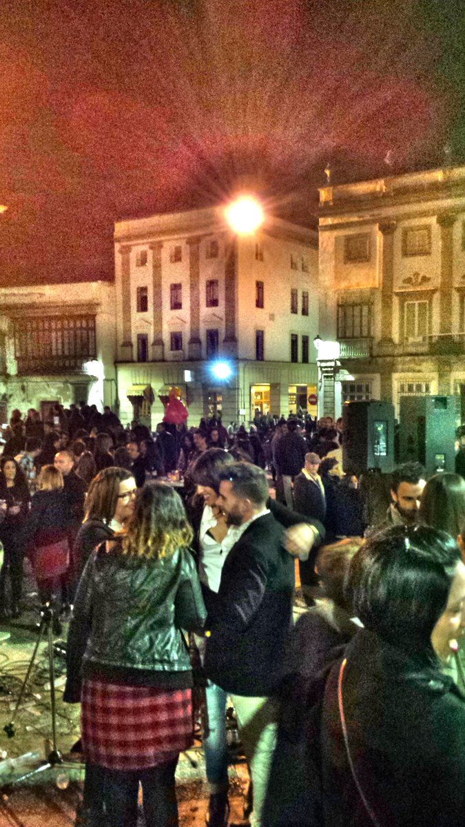 RodyJerez's tweet photo. Y sigue la #zambomba. #jerez #Navidad2015 #zambombas https://t.co/SQYUqpWWVP
