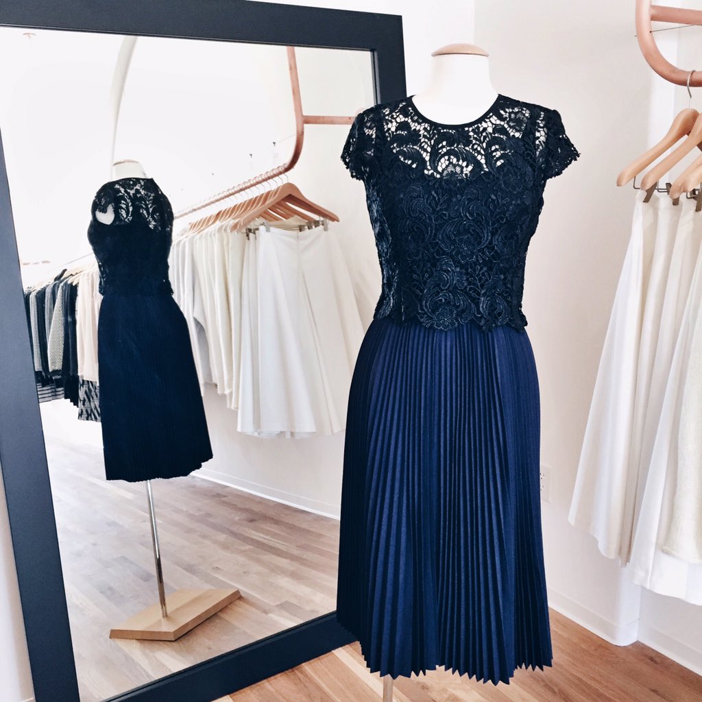 Mill_No_3's tweet image. Add a little spark to your next holiday party: try this stunning top/skirt combo, both from @blaquelabel. #millno3