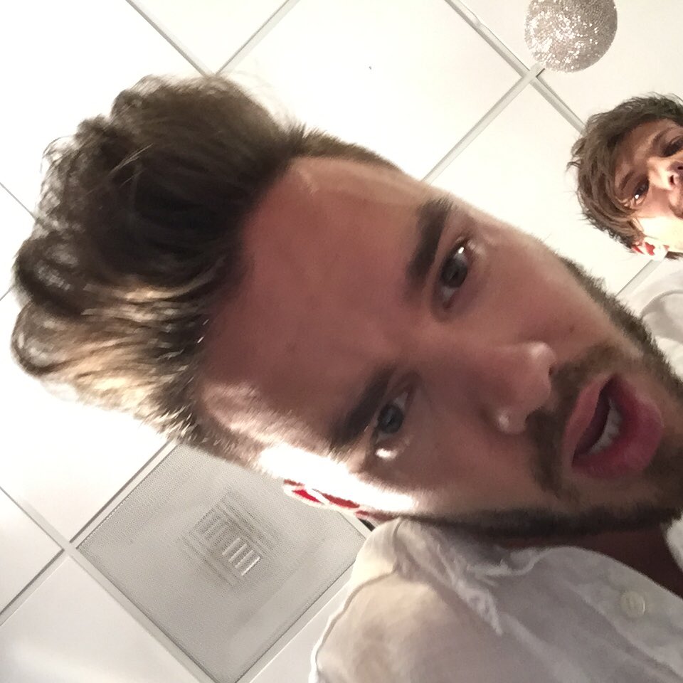 JoJoWright's tweet photo. When @Real_Liam_Payne jacks ur phone, takes photo burst 📸 - Part 1 https://t.co/Frnu7CsZGe