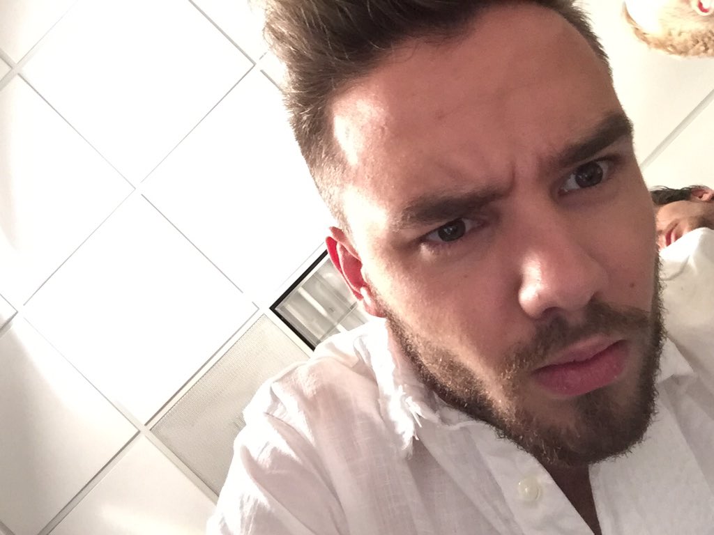 JoJoWright's tweet photo. When @Real_Liam_Payne jacks ur phone, takes photo burst 📸 - Part 1 https://t.co/Frnu7CsZGe
