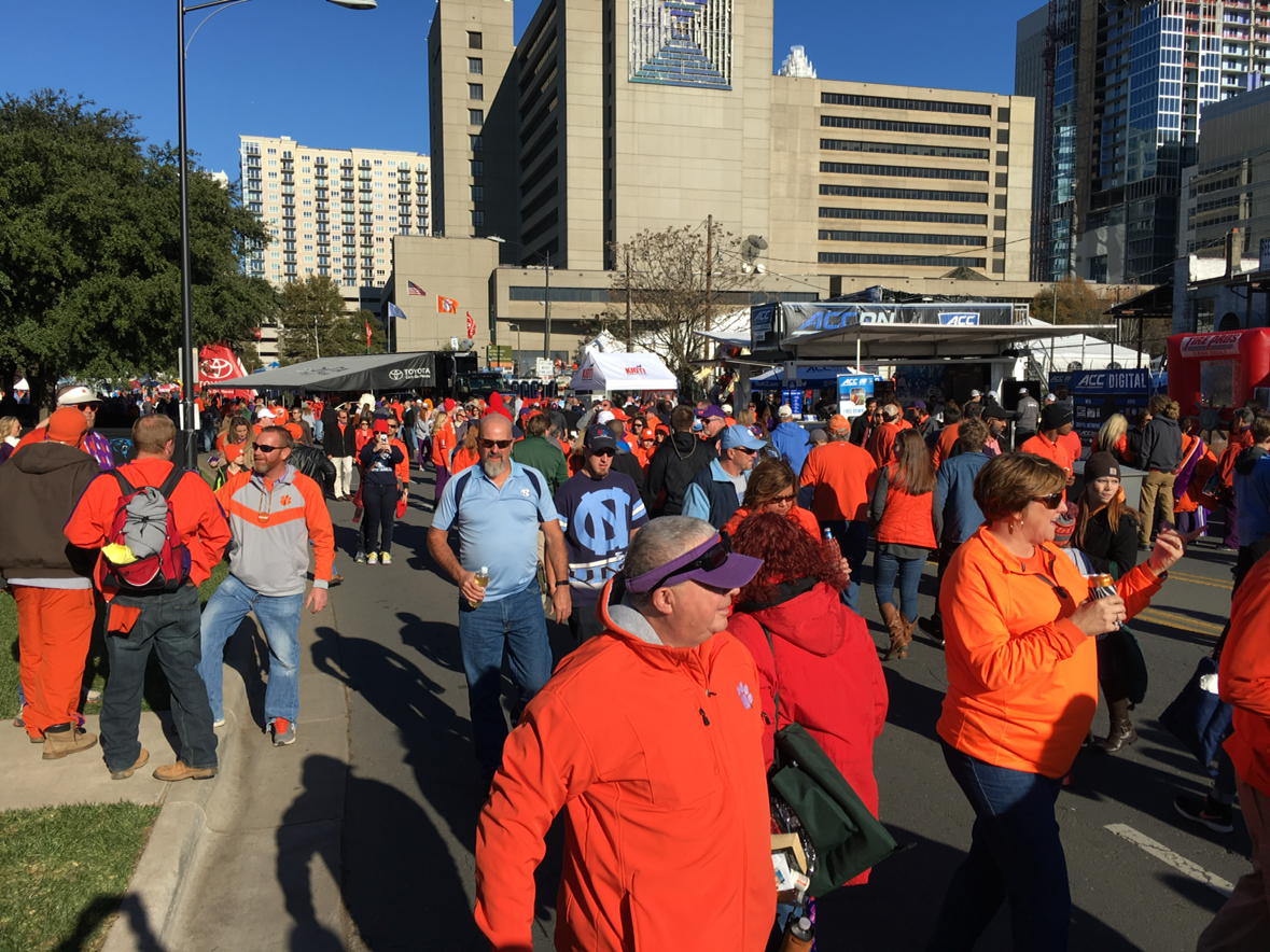 ClemsonBuzzz's tweet photo. #Clemson Fans outnumber #UNC fans 3-1. #AllUn #beatUNC #SpotTheDamnBall https://t.co/mqQdWJWvmB