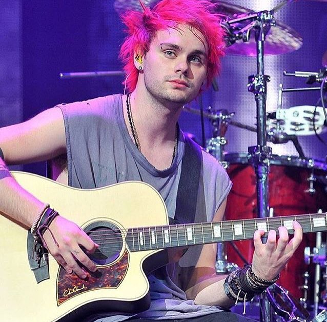 OpenHeartEleni's tweet photo. We all need more red-haired Mikey pics on our lives
#VideoMTV2015 #MTVStars 5 Seconds of Summer ~Yas https://t.co/b9QtU9hgtG